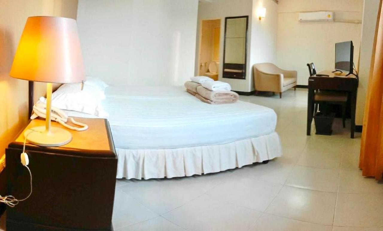 Tinidee Hotel Ранонг Екстериор снимка