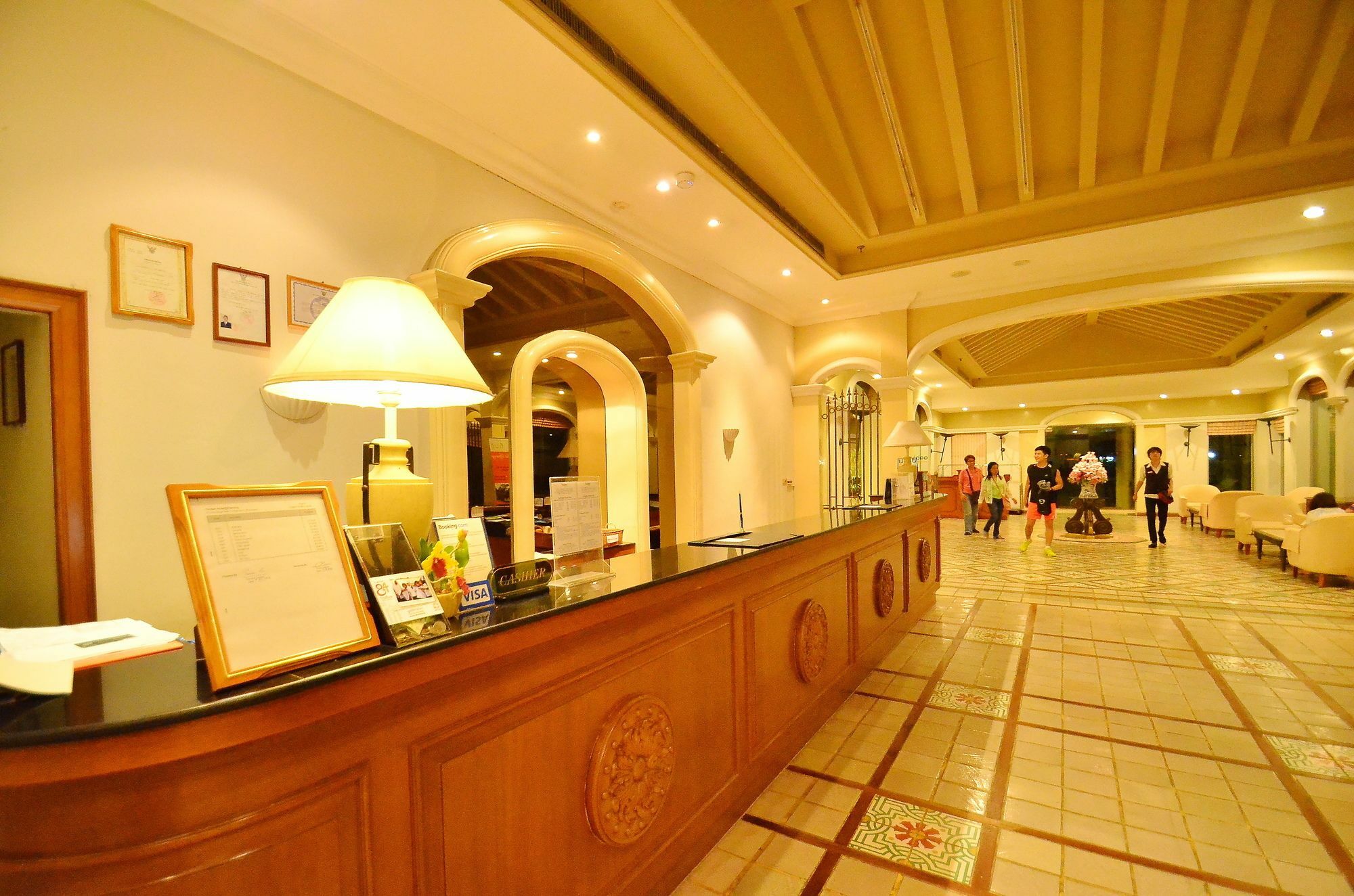 Tinidee Hotel Ранонг Екстериор снимка